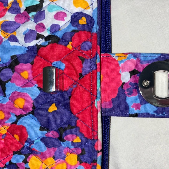 #31 Vera Bradley Turn lock Wallet. Beautiful floral pattern. New without tags. - Picture 4 of 11